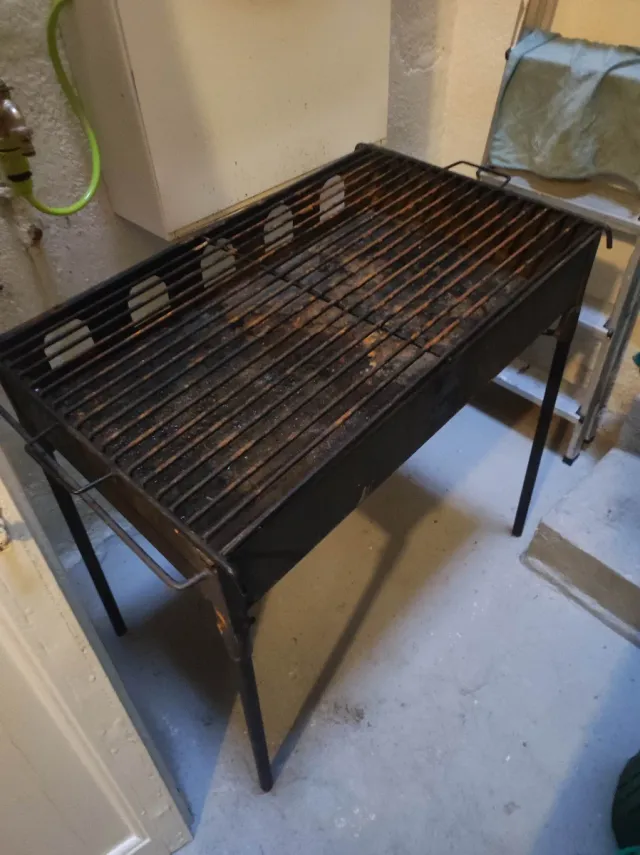 Barbacoa metálica negra