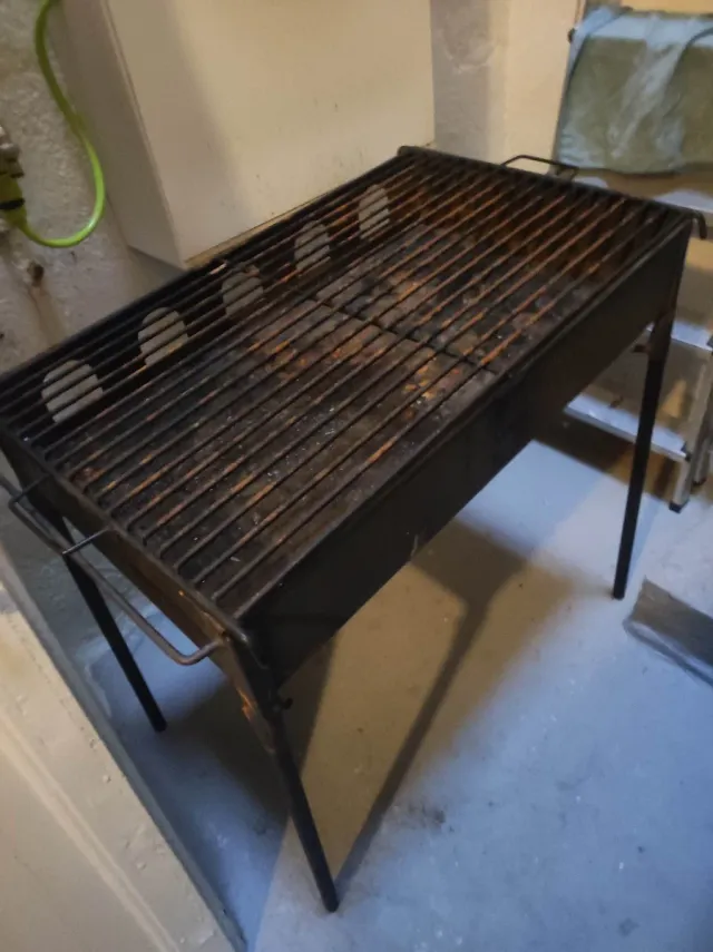 Barbacoa metálica negra