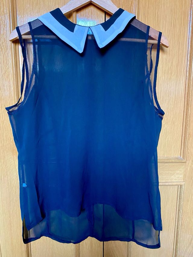 Camisa negra transparente sin mangas