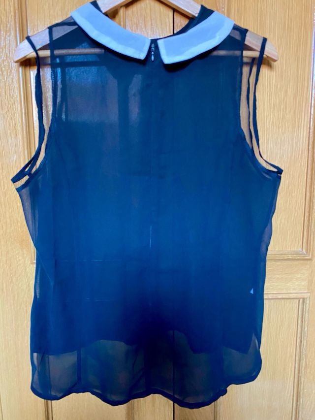 Camisa negra transparente sin mangas