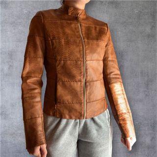 Chaqueta efecto piel cocodrilo marrón