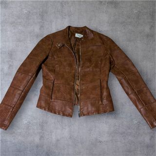 Chaqueta efecto piel cocodrilo marrón