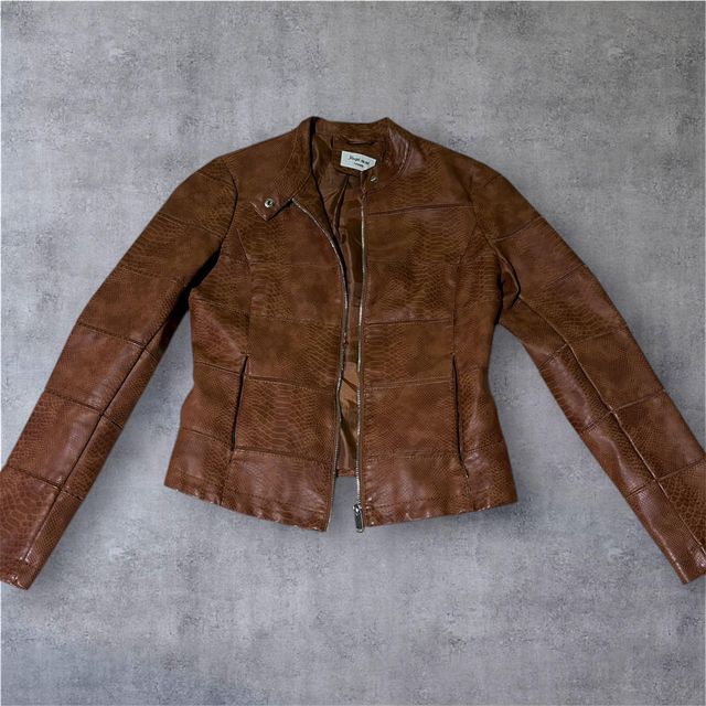 Chaqueta efecto piel cocodrilo marrón