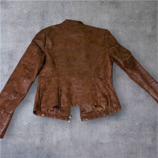 Chaqueta efecto piel cocodrilo marrón