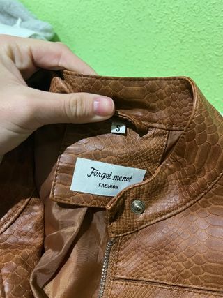 Chaqueta efecto piel cocodrilo marrón