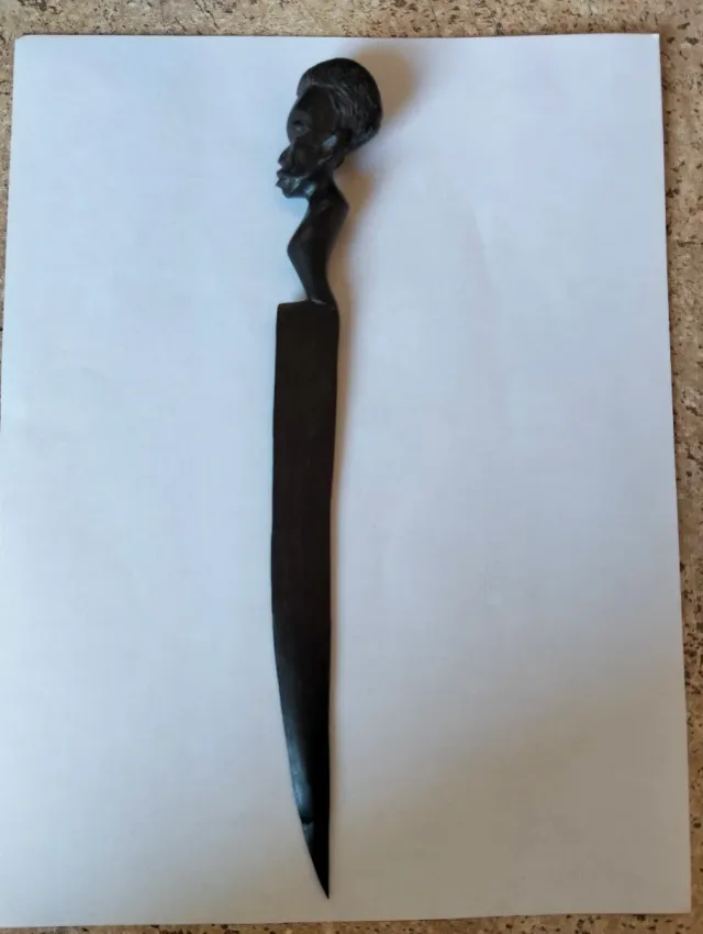 Abrecartas de madera tallada africana