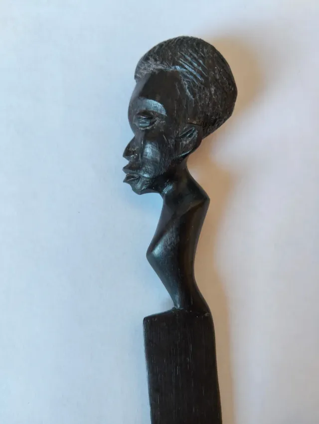 Abrecartas de madera tallada africana