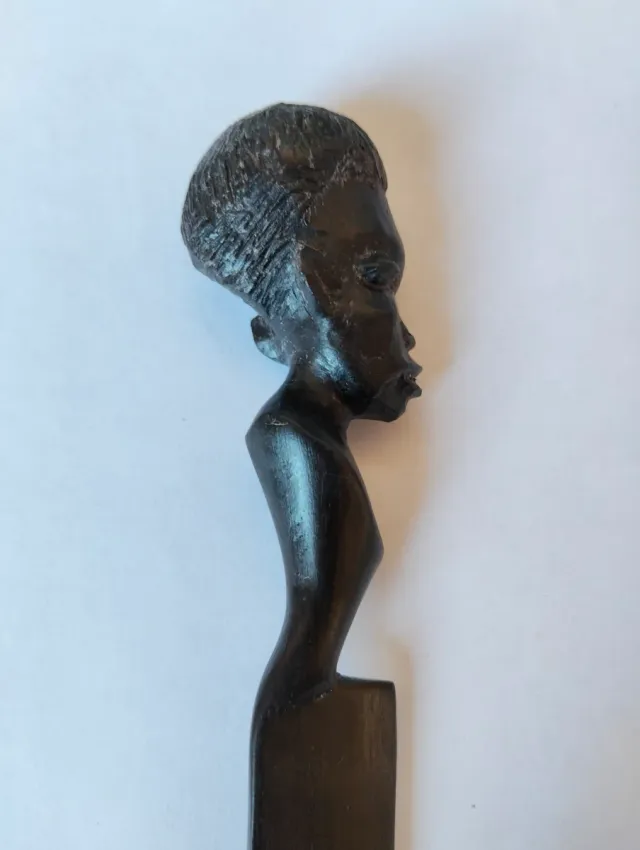 Abrecartas de madera tallada africana