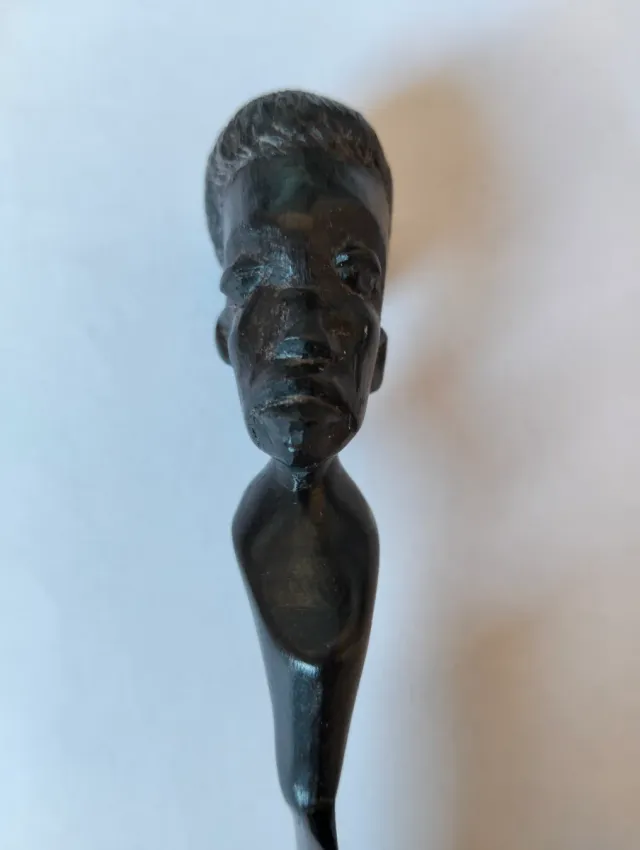 Abrecartas de madera tallada africana