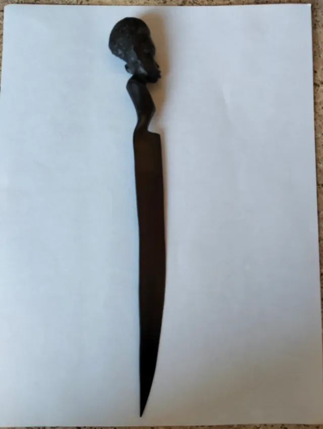 Abrecartas de madera tallada africana