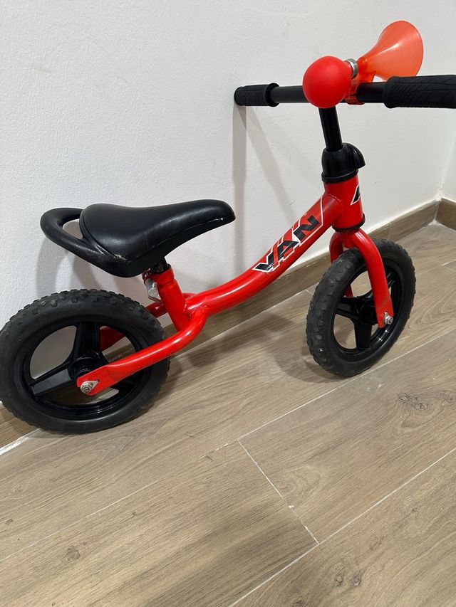 Bici de equilibrio roja para niños