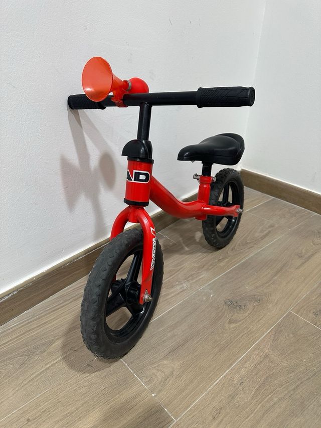 Bici de equilibrio roja para niños