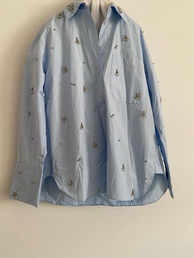 Camisa azul con pedrería