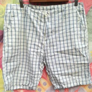 4 PANTALONES CORTOS Y BAÑADOR:1X2,5 €