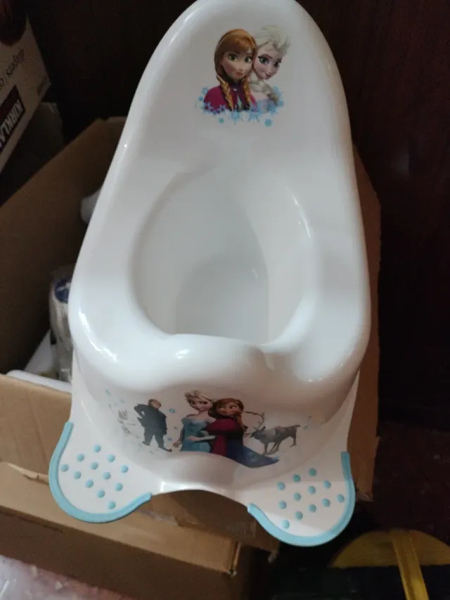 Orinal entrenador bebé Frozen y orinal verde.