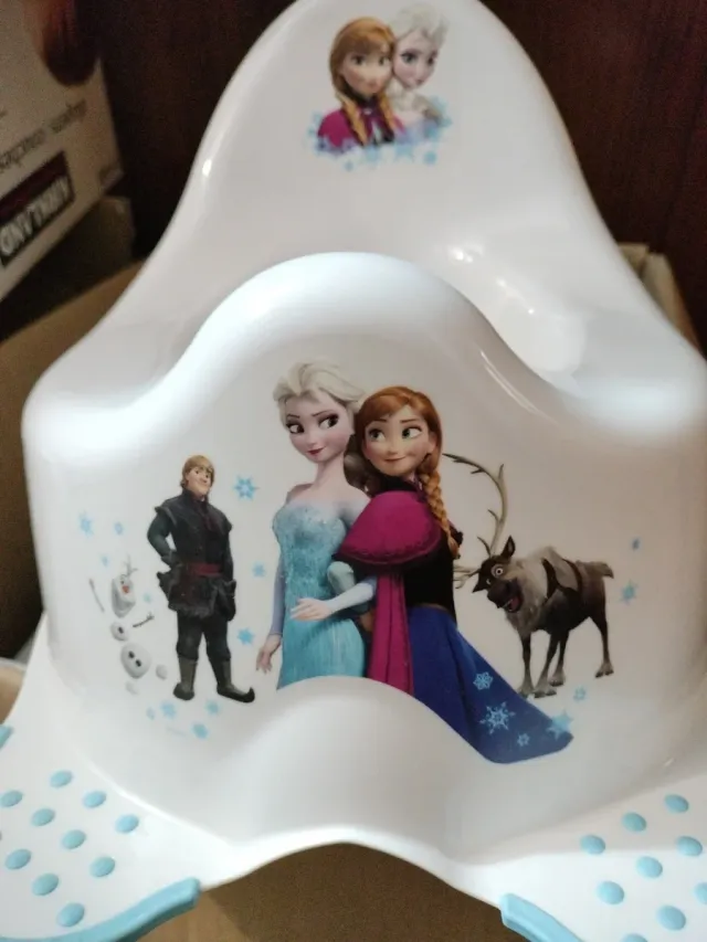 Orinal entrenador bebé Frozen y orinal verde.