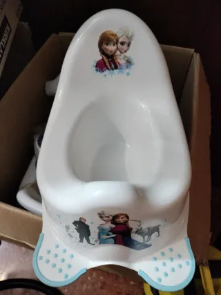 Orinal entrenador bebé Frozen y orinal verde.