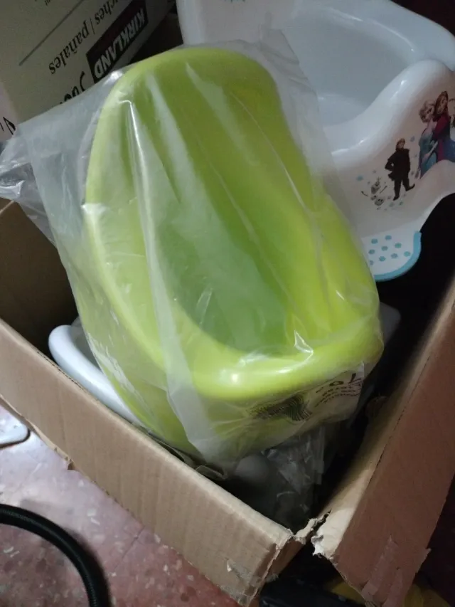 Orinal entrenador bebé Frozen y orinal verde.