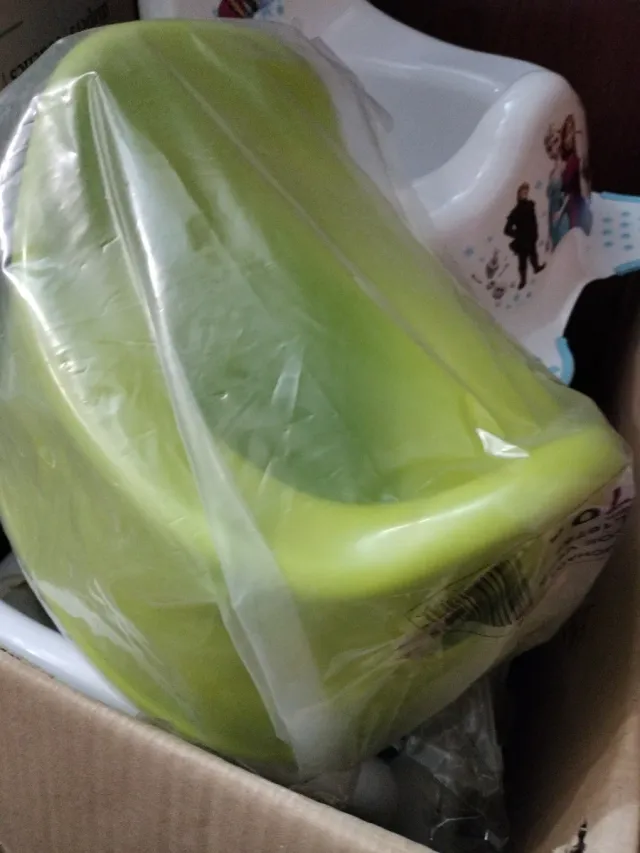 Orinal entrenador bebé Frozen y orinal verde.