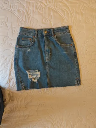 Falda vaquera desgastada