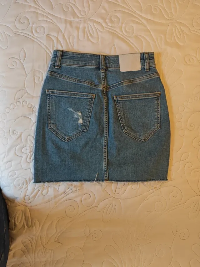 Falda vaquera desgastada