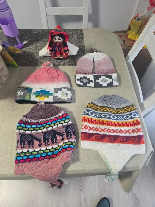 Gorros de lana estilo peruano