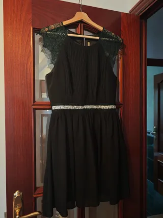 Vestido negro corto con pedrería