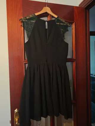 Vestido negro corto con pedrería