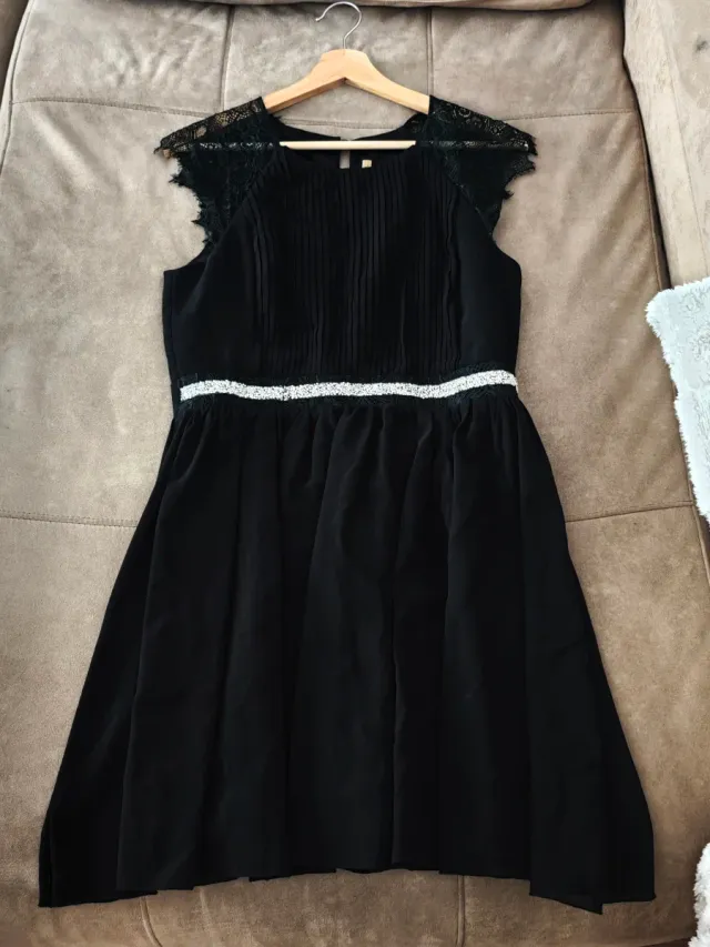 Vestido negro corto con pedrería