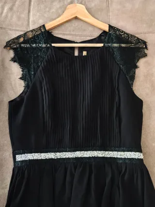 Vestido negro corto con pedrería