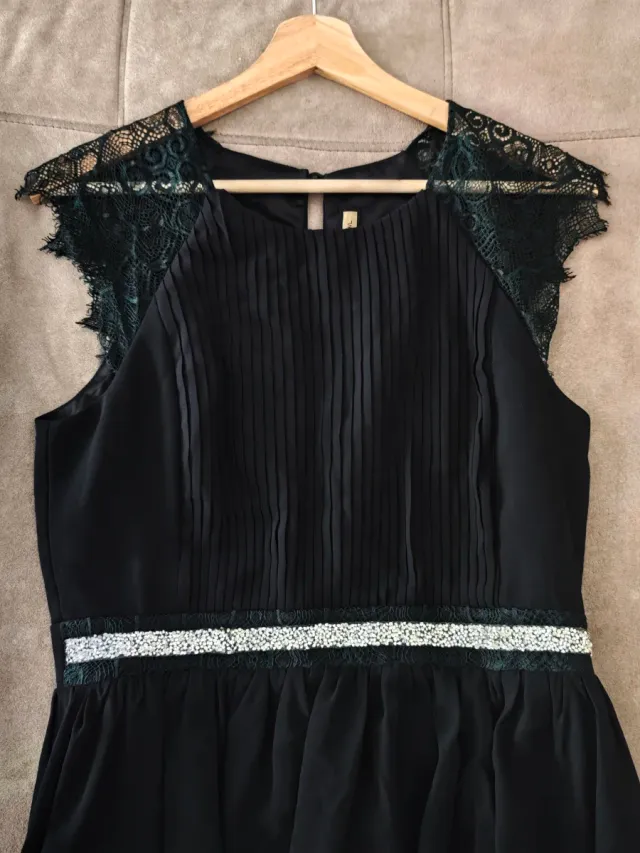 Vestido negro corto con pedrería