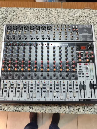Mesa de mezclas Behringer XENYX X2222USB
