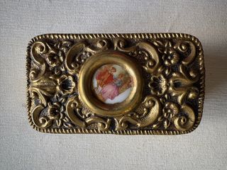 Antiguo joyero de bronce y latón.