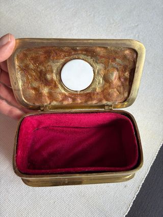 Antiguo joyero de bronce y latón.