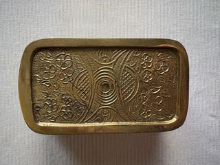 Antiguo joyero de bronce y latón.