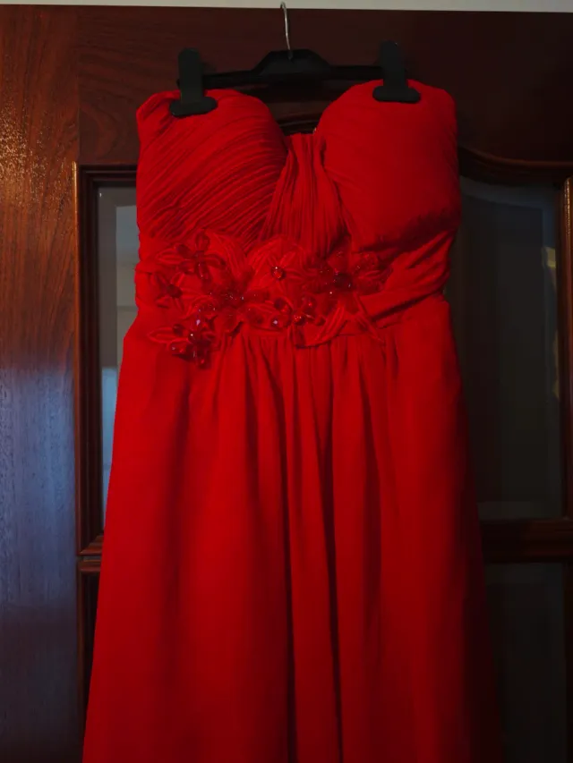 Vestido largo rojo con pedrería