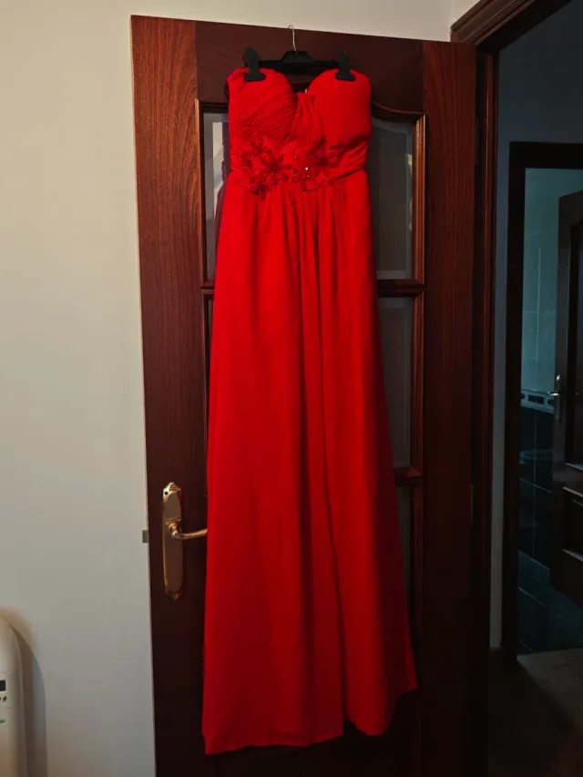 Vestido largo rojo con pedrería