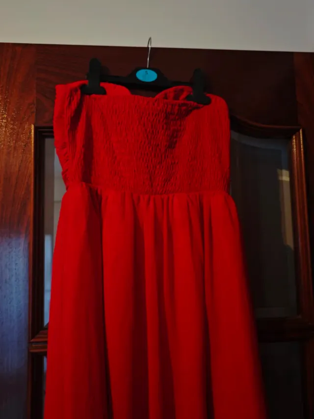 Vestido largo rojo con pedrería