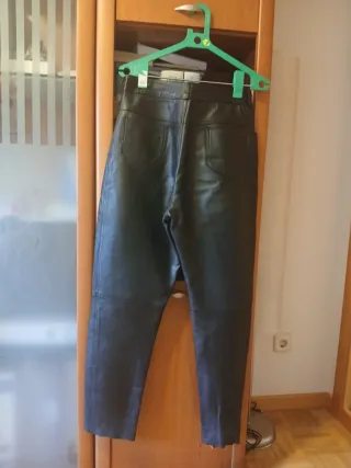 Pantalón de cuero negro talla 42