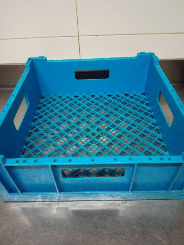 Cesta azul para vajilla