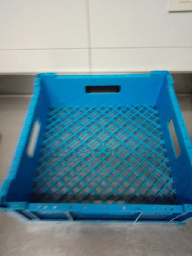 Cesta azul para vajilla