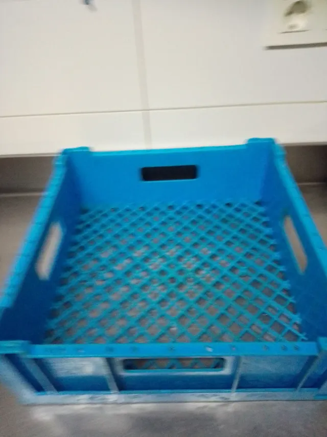 Cesta azul para vajilla