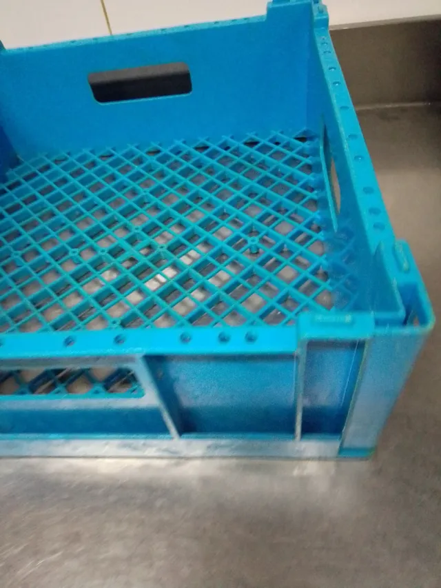 Cesta azul para vajilla