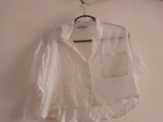 Blusa corta Stradivarius blanca