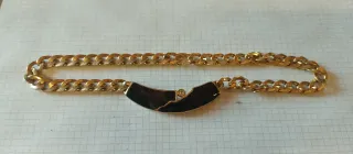 Pulsera dorada con detalle negro