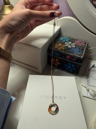 Colgante Viceroy dorado con piedras de colores