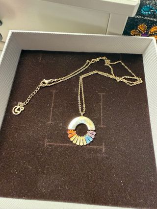 Colgante Viceroy dorado con piedras de colores