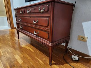 Cómoda de madera estilo clásico