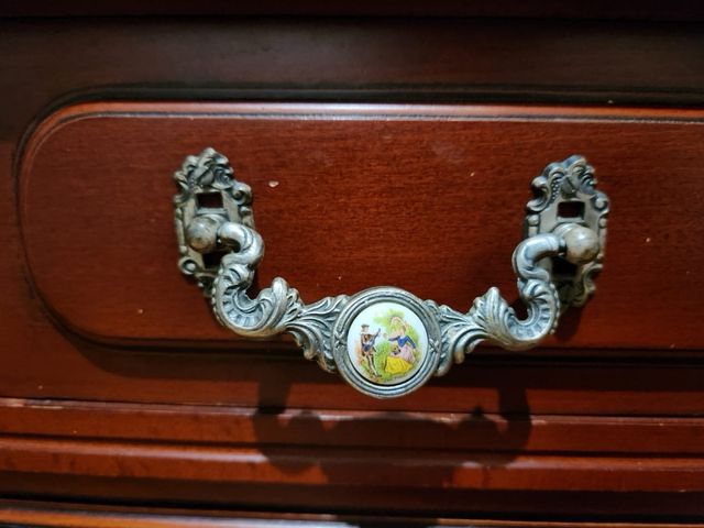 Cómoda de madera estilo clásico