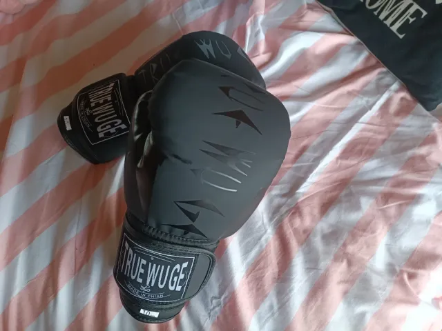 Guantes de boxeo True Wuge negros.
